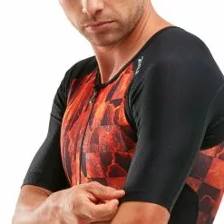 2XU Perform Korte Mouw Trisuit Zwart/rood Heren -Goedkope Sport Glans Winkel 2xu trisuits heren perform korte mouw zwart fom mt5525d 04 high