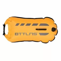 BTTLNS Kronos 1.0 Safeswimmer Backpack Zwemboei 28 Liter Geel -Goedkope Sport Glans Winkel bttlns buoy kronos yellow low 04
