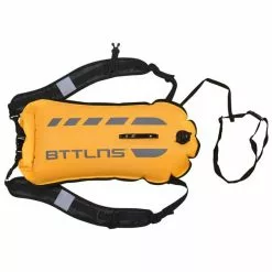 BTTLNS Kronos 1.0 Safeswimmer Backpack Zwemboei 28 Liter Geel -Goedkope Sport Glans Winkel bttlns buoy kronos yellow low 05