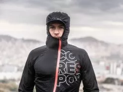 Compressport Hurricane 25/75 Waterdicht Hardloopjack Zwart Unisex 11 Compressport Hurricane 25/75 Waterdicht Hardloopjack Zwart Unisex -Goedkope Sport Glans Winkel light waterproof running vest mens triathlon accesoires 004