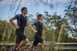 Zone3 Aeroforce X Korte Mouw Trisuit Zwart/grijs Dames -Goedkope Sport Glans Winkel zone3 trisuits dames aeroforce x short sleeve zwart grijs ts20wafs101 011